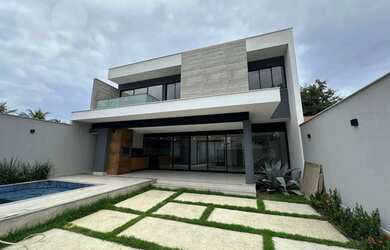 Imagem: A casa possui 3 Dormitórios, 4 Banheiros, 2 Vagas na garagem