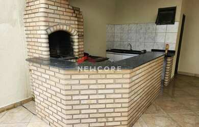 Imagem: A casa possui 3 Dormitórios, 2 Banheiros, 4 Vagas na garagem