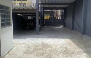 Imagem: O depósito possui 5 Vagas na garagem, 210m² de Área e está