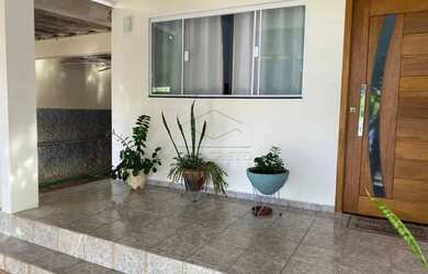 Imagem: A casa possui 5 Dormitórios, 4 Banheiros, 4 Vagas na garagem