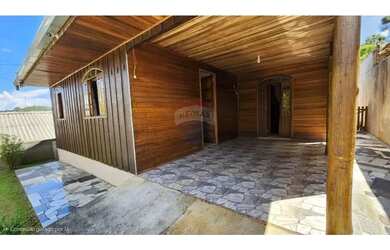 Imagem: A casa possui 3 Dormitórios, 2 Banheiros, 2 Vagas na garagem