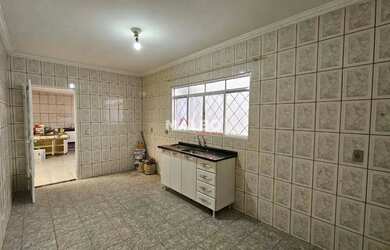 Imagem: A casa possui 2 Dormitórios, 2 Banheiros, 2 Vagas na garagem