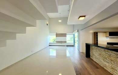 Imagem: A casa em condomínio possui 4 Dormitórios, 3 Banheiros, 4