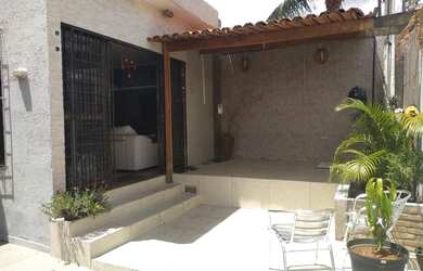 Imagem: A casa possui 2 Dormitórios, 2 Banheiros, 2 Vagas na garagem