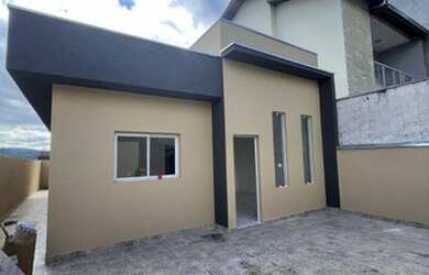 Imagem: A casa possui 3 Dormitórios, 2 Banheiros, 2 Vagas na garagem