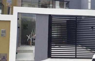 Imagem: A casa possui 3 Dormitórios, 2 Banheiros, 3 Vagas na garagem