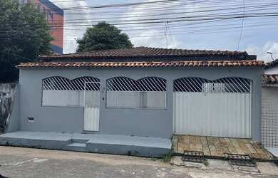 Imagem: A casa possui 3 Dormitórios, 2 Banheiros, 3 Vagas na garagem