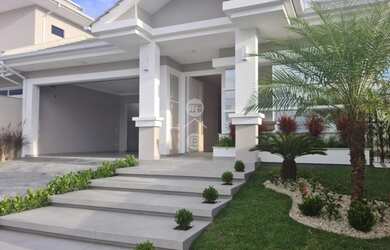 Imagem: A casa possui 3 Dormitórios, 3 Banheiros, 2 Vagas na garagem