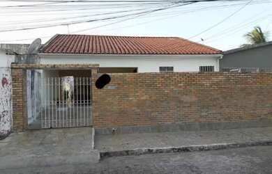Imagem: A casa possui 3 Dormitórios, 1 Banheiro, 2 Vagas na garagem
