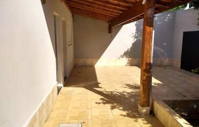 Imagem: A casa possui 3 Dormitórios, 2 Banheiros, 1 Vaga na garagem