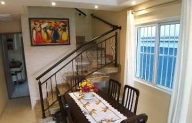 Imagem: A casa possui 3 Dormitórios, 3 Banheiros, 4 Vagas na garagem