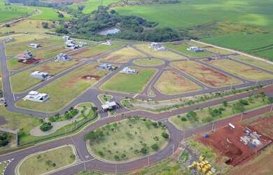 Imagem: O terreno possui 275m² de Área e está localizado em Cravinhos