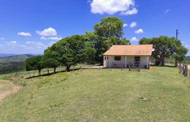 Imagem: A chácara possui 450.000m² de Área, Churrasqueira e está