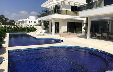 Imagem: A casa em condomínio possui 5 Dormitórios, 5 Banheiros, 4