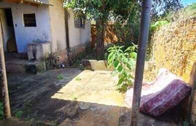 Imagem: A casa possui 3 Dormitórios, 1 Banheiro, 2 Vagas na garagem