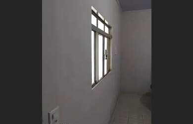 Imagem: A casa possui 3 Dormitórios, 1 Banheiro, 1 Vaga na garagem