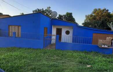 Imagem: A casa possui 2 Dormitórios, 2 Banheiros, 2 Vagas na garagem