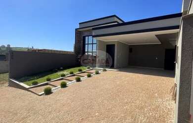 Imagem: A casa em condomínio possui 3 Dormitórios, 1 Banheiro, 4 Vagas