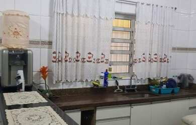 Imagem: A casa possui 4 Dormitórios, 2 Banheiros, 2 Vagas na garagem