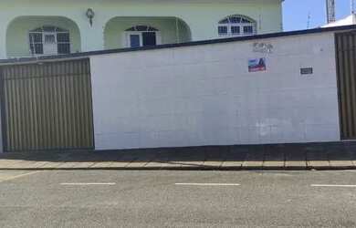 Imagem: A casa possui 4 Dormitórios, 3 Banheiros, 1 Vaga na garagem