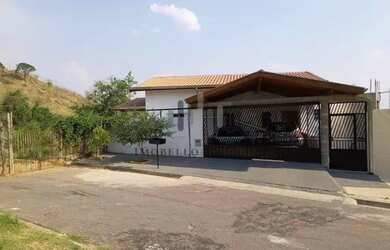 Imagem: A casa possui 3 Dormitórios, 1 Banheiro, 2 Vagas na garagem