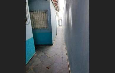 Imagem: A casa possui 3 Dormitórios, 2 Banheiros, 2 Vagas na garagem