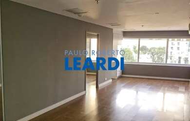 Imagem: O depósito possui 3 Vagas na garagem e 82m² de Área e está