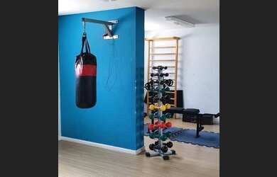 Imagem: O apartamento possui 2 Dormitórios, 1 Banheiro, 1 Vaga na garagem