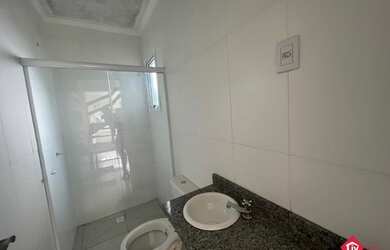 Imagem: A casa possui 2 Dormitórios, 1 Banheiro, 1 Vaga na garagem