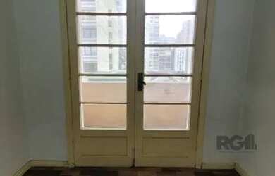 Imagem 3: Apartamento com 2 dormitórios, com sacada no Bairro Centro Histórico