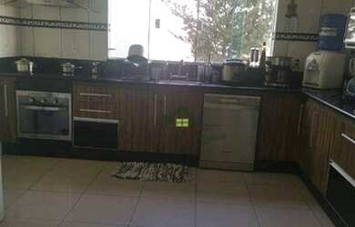 Imagem: A casa possui 3 Dormitórios, 3 Banheiros, 4 Vagas na garagem