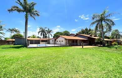 Imagem: A casa possui 4 Dormitórios, 5 Banheiros, 5 Vagas na garagem