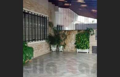 Imagem: A casa possui 3 Dormitórios, 2 Banheiros, 2 Vagas na garagem