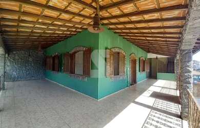 Imagem: A casa possui 3 Dormitórios, 1 Banheiro, 1 Vaga na garagem