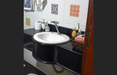 Imagem: A casa possui 2 Dormitórios, 2 Banheiros, 2 Vagas na garagem