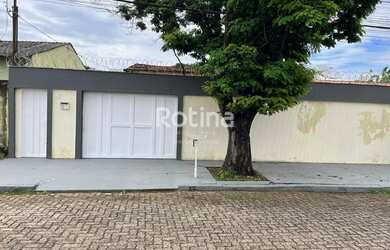 Imagem: A casa possui 3 Dormitórios, 1 Banheiro, 1 Vaga na garagem