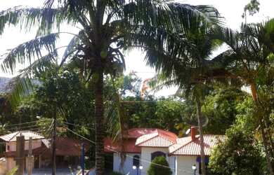 Imagem: A casa possui 5 Dormitórios, 5 Banheiros, 4 Vagas na garagem