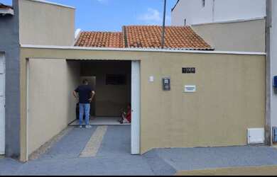 Imagem: A casa possui 2 Dormitórios, 1 Banheiro, 1 Vaga na garagem