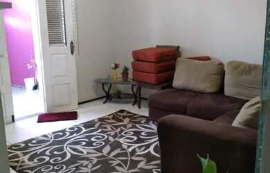 Imagem: A casa possui 3 Dormitórios e 2 Banheiros e está localizado