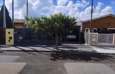 Imagem: A casa possui 3 Dormitórios, 1 Banheiro, 3 Vagas na garagem