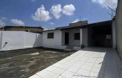 Imagem: A casa possui 2 Dormitórios, 2 Banheiros, 5 Vagas na garagem