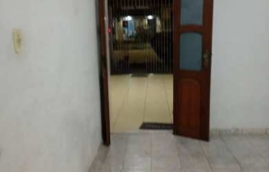 Imagem: A casa possui 4 Dormitórios, 2 Banheiros, 1 Vaga na garagem