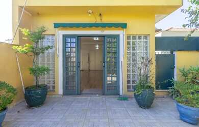 Imagem: A casa possui 4 Dormitórios, 5 Banheiros, 2 Vagas na garagem