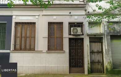 Imagem: A casa possui 2 Dormitórios, 1 Banheiro, 80m² de Área e