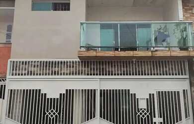 Imagem: A casa possui 4 Dormitórios, 4 Banheiros, 2 Vagas na garagem