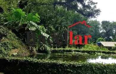 Imagem: A casa possui 3 Dormitórios, 2 Banheiros, 4 Vagas na garagem