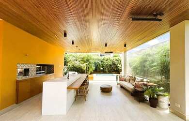 Imagem: A casa em condomínio possui 3 Dormitórios, 5 Banheiros, 370m²