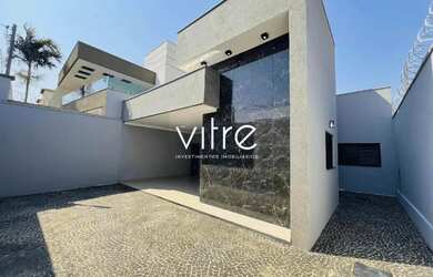 Imagem: A casa possui 3 Dormitórios, 3 Banheiros, 2 Vagas na garagem