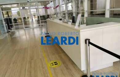 Imagem: O depósito possui 2 Vagas na garagem, 96m² de Área e está