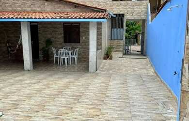 Imagem: A casa possui 3 Dormitórios, 3 Banheiros, 3 Vagas na garagem